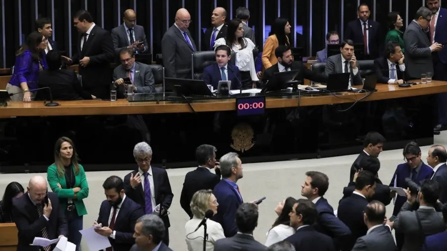 STF cobra explicações da Câmara sobre PEC da Blindagem e tensiona relação com o Congresso