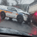 Viatura da PMMG colide com caminhão após escorregar em mancha de óleo na MG-050