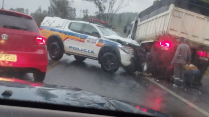 Viatura da PMMG colide com caminhão após escorregar em mancha de óleo na MG-050