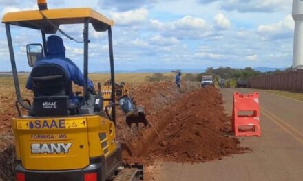 SAAE Formiga reforça abastecimento de água na região do Furnas Iate Clube com nova adutora