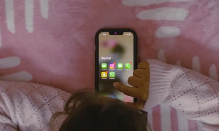 Uso excessivo de redes sociais agrava saúde mental de adolescentes, alertam especialistas