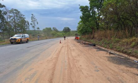 Bombeiros atuam na BR-354 para conter risco de derrapagem após derramamento de óleo