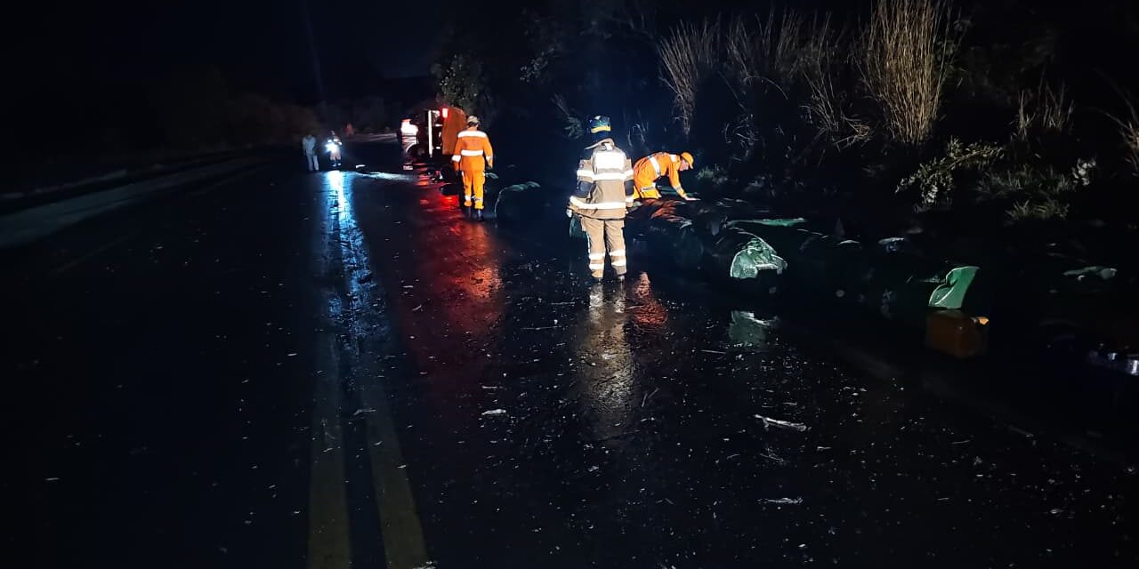 Caminhão tomba na BR-354 em Formiga após motorista perder controle na pista molhada