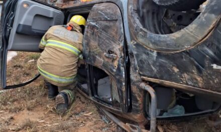 Capotamento na BR-494 mobiliza Corpo de Bombeiros em Oliveira