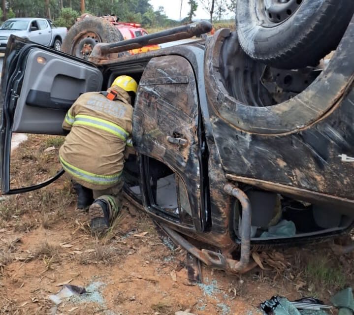 Capotamento na BR-494 mobiliza Corpo de Bombeiros em Oliveira