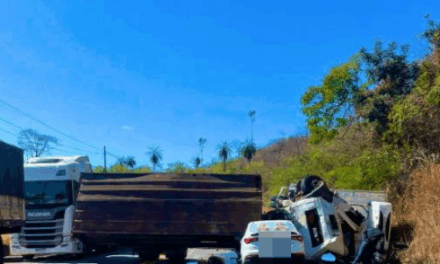 Colisão entre caminhões e carro deixa duas vítimas fatais e dois feridos na BR-381