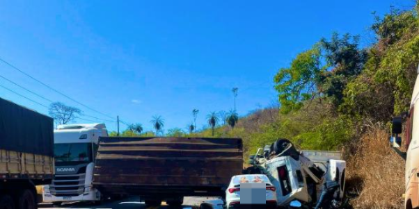 Colisão entre caminhões e carro deixa duas vítimas fatais e dois feridos na BR-381