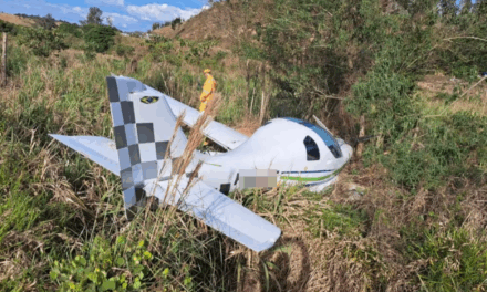 Avião de pequeno porte cai durante tentativa de decolagem em São Lourenço; casal sai ileso