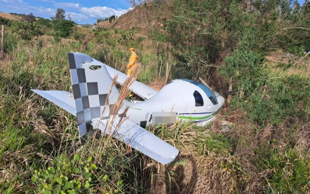 Avião de pequeno porte cai durante tentativa de decolagem em São Lourenço; casal sai ileso