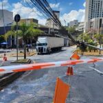 Caminhão derruba postes e deixa 300 imóveis sem energia no bairro Estoril, em BH