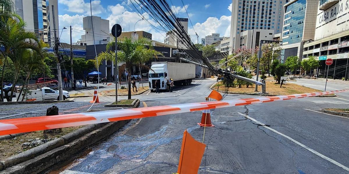 Caminhão derruba postes e deixa 300 imóveis sem energia no bairro Estoril, em BH