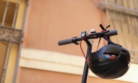 Menino de 4 anos morre após acidente entre ônibus e bicicleta elétrica em Araxá
