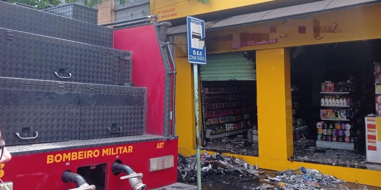 Chamas atingem entrada de loja de cosméticos no Centro de Divinópolis