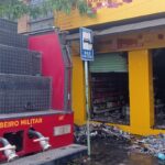 Chamas atingem entrada de loja de cosméticos no Centro de Divinópolis