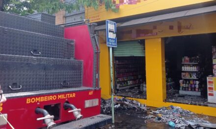 Chamas atingem entrada de loja de cosméticos no Centro de Divinópolis