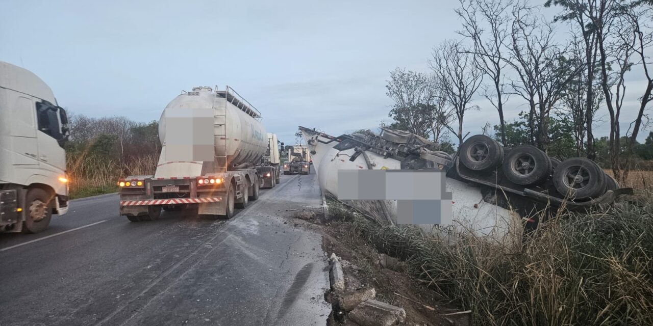 Carreta carregada com pó calcário tomba na BR-354, em Formiga