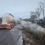 Carreta carregada com pó calcário tomba na BR-354, em Formiga