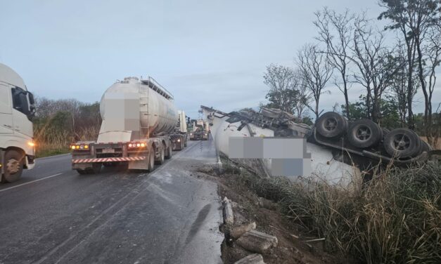 Carreta carregada com pó calcário tomba na BR-354, em Formiga