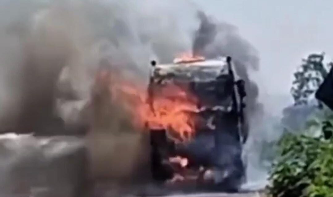 Incêndio destrói carreta às margens da BR-354 em Arcos