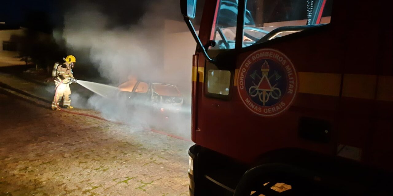 Bombeiros combatem incêndio em veículo durante apagão em Campo Belo