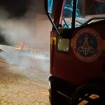 Bombeiros combatem incêndio em veículo durante apagão em Campo Belo