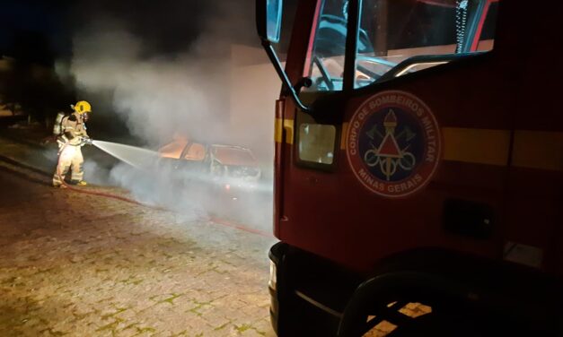 Bombeiros combatem incêndio em veículo durante apagão em Campo Belo