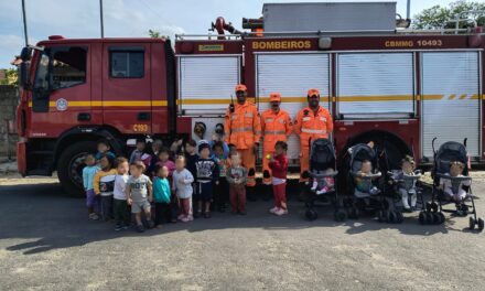 Após vazamento de gás, presença dos Bombeiros emociona crianças em Carmo do Cajuru
