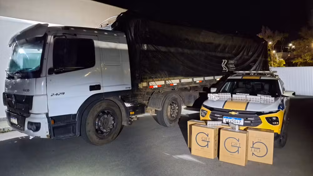 Polícia apreende 285 mil maços de cigarro contrabandeado na BR-494, em Carmo da Mata