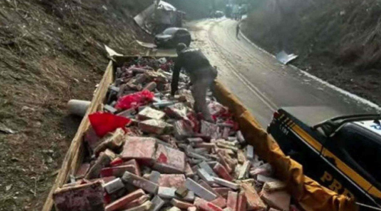 Colisão entre carretas leva à apreensão de droga na BR-251, em Minas Gerais
