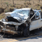 Colisão entre carro e caminhão deixa três feridos em Carmo do Cajuru