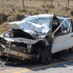 Colisão entre carro e caminhão deixa três feridos em Carmo do Cajuru