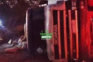 Carreta carregada com cimento tomba na BR-262, em Luz