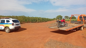 Motociclista é preso por direção perigosa após empinar moto em via pública de Bambuí