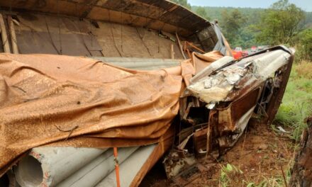 Acidente com carreta deixa motorista morto na BR-354, próximo ao aeroporto de Formiga