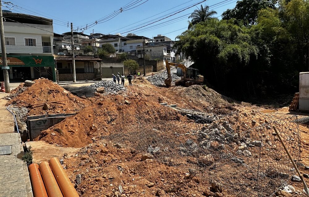 Prefeitura de Formiga executa obra emergencial de contenção e drenagem no bairro Novo Horizonte