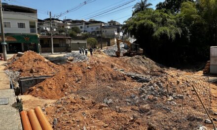 Prefeitura de Formiga executa obra emergencial de contenção e drenagem no bairro Novo Horizonte