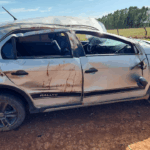 Carro capota e deixa três pessoas feridas em Formiga