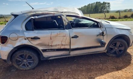 Carro capota e deixa três pessoas feridas em Formiga