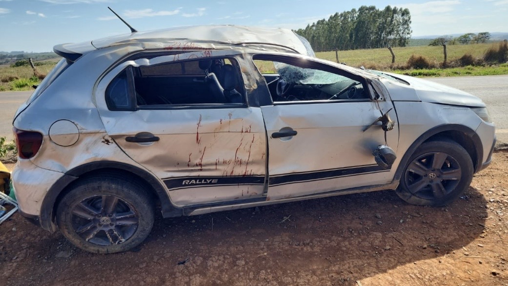 Carro capota e deixa três pessoas feridas em Formiga