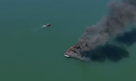 Incêndio atinge lancha no Lago de Furnas, em Guapé