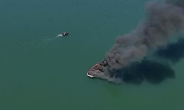 Incêndio atinge lancha no Lago de Furnas, em Guapé
