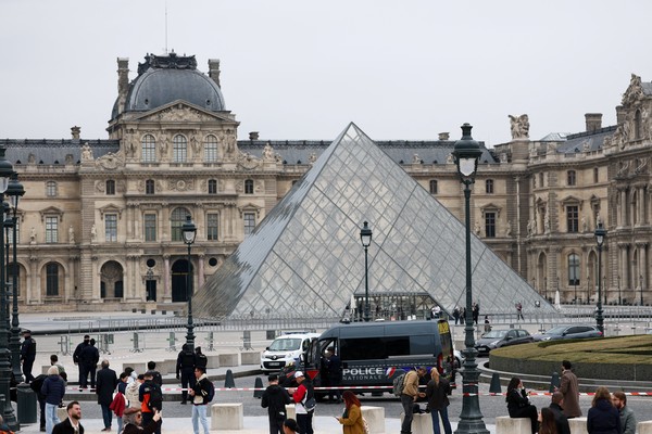 Museu do Louvre é fechado após roubo de joias