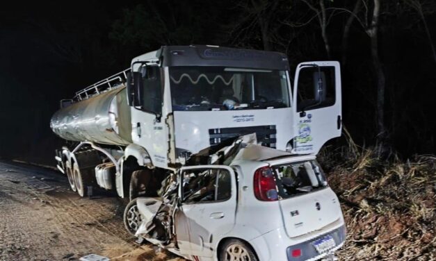 Cinco pessoas morrem após batida frontal entre carro e caminhão no Norte de Minas