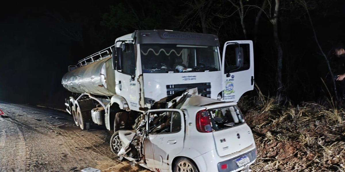 Cinco pessoas morrem após batida frontal entre carro e caminhão no Norte de Minas