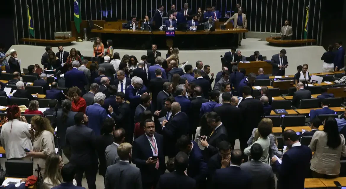 Câmara aprova isenção de IR para renda de até R$ 5 mil; projeto segue para o Senado