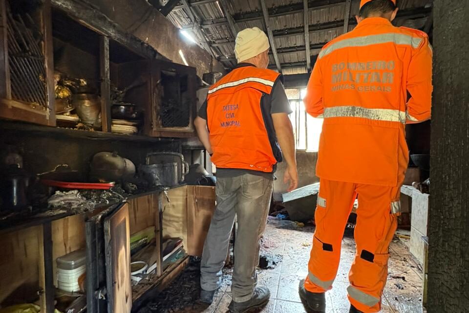 Incêndio em residência deixa idoso gravemente ferido em Itapecerica
