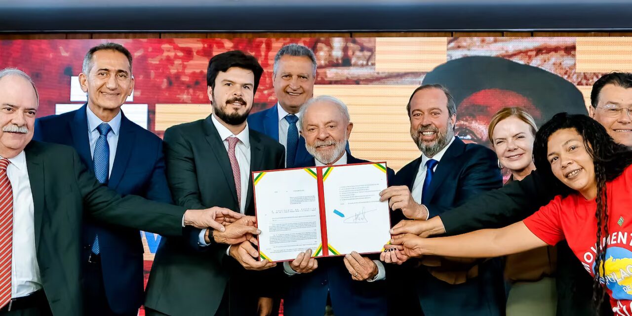 Lula sanciona lei que garante gratuidade de conta de luz para famílias de baixa renda