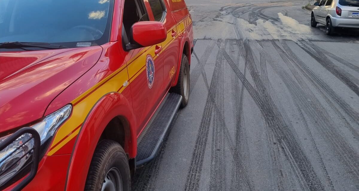 Bombeiros controlam vazamento de óleo e evitam derrapagens em rua de Formiga