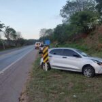 Carro bate em placa após motorista desviar de veículo que invadiu a contramão na MG-050