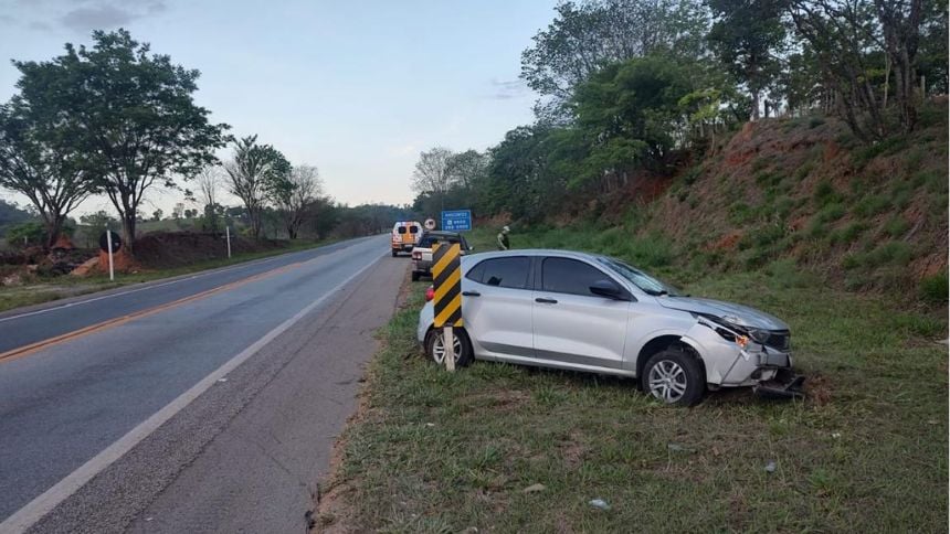 Carro bate em placa após motorista desviar de veículo que invadiu a contramão na MG-050